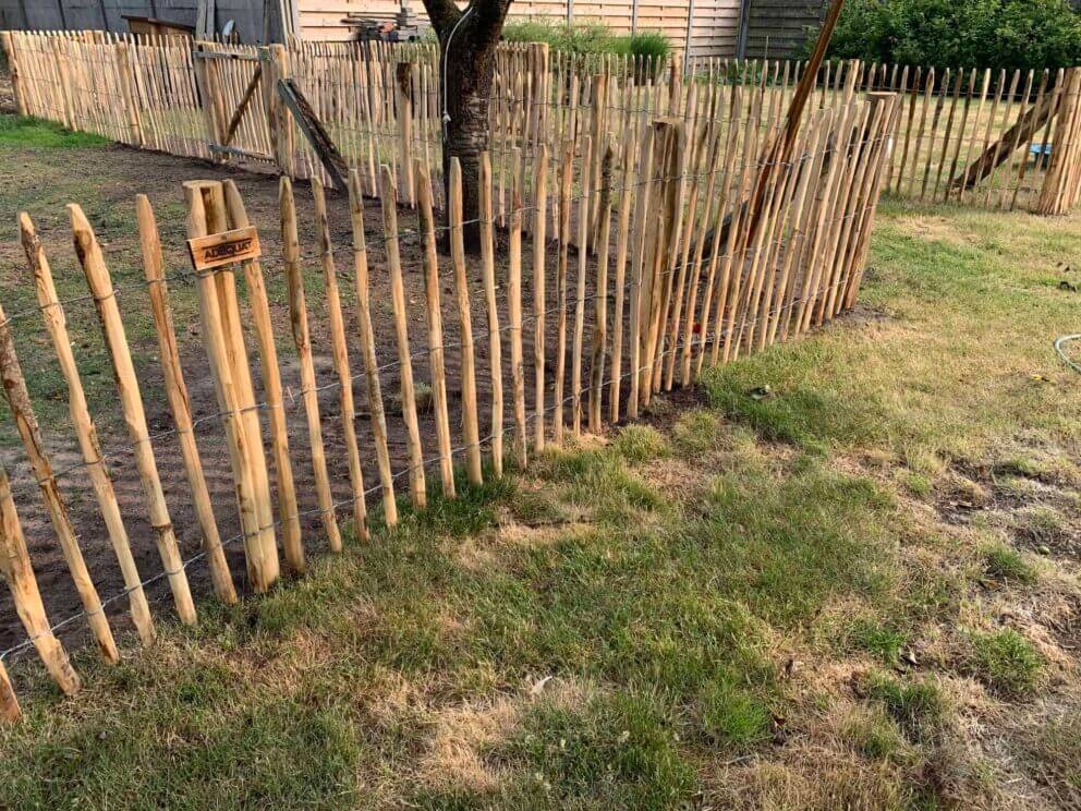 Clôture ganivielle française en bois de châtaignier de 100 cm de hauteur et avec un espacement de 6 cm. entre les lattes.