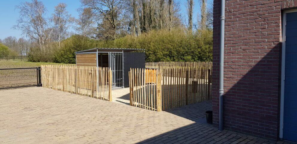 Clôture ganivielle française en bois de châtaignier de 120 cm de hauteur et avec un espacement de 6 cm. entre les lattes.