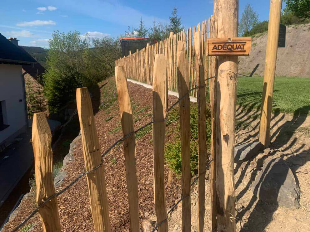 Clôture ganivielle française en bois de châtaignier de 100 cm de hauteur et avec un espacement de 8 cm. entre les lattes. Avec piquet robinier.