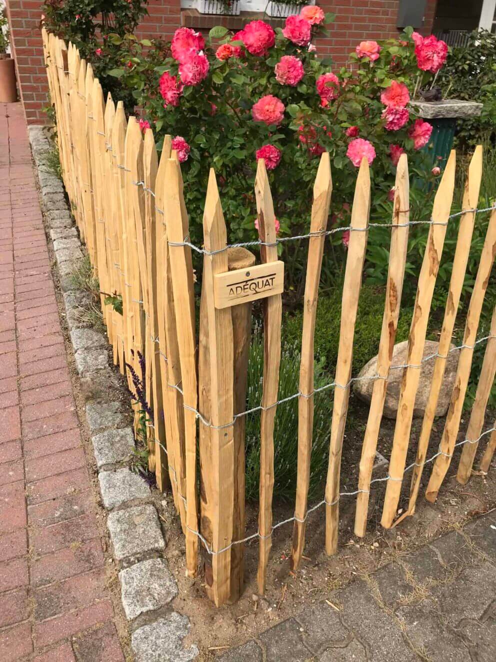 Clôture ganivielle française en bois de châtaignier de 100 cm de hauteur et avec un espacement de 6 cm. entre les lattes.