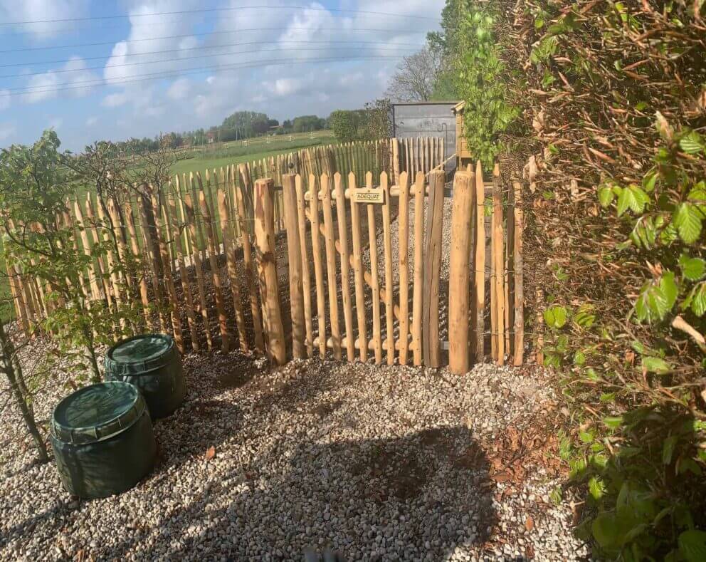 Clôture ganivielle française en bois de châtaignier de 100 cm de hauteur et avec un espacement de 6 cm. entre les lattes. Avec piquet robinier