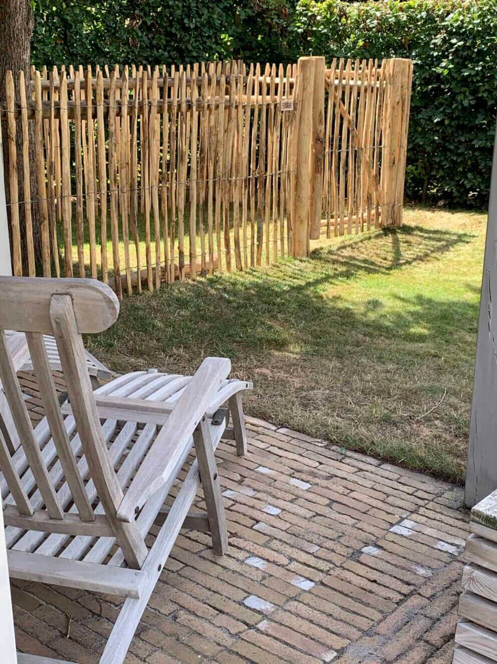 Clôture ganivielle française en bois de châtaignier de 120 cm de hauteur et avec un espacement de 4 cm. entre les lattes.