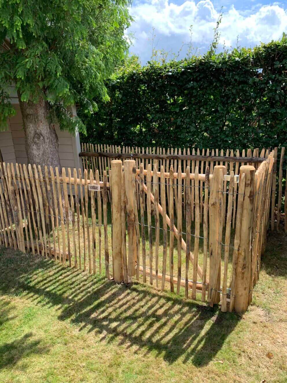 Clôture ganivielle française en bois de châtaignier de 120 cm de hauteur et avec un espacement de 4 cm. entre les lattes.