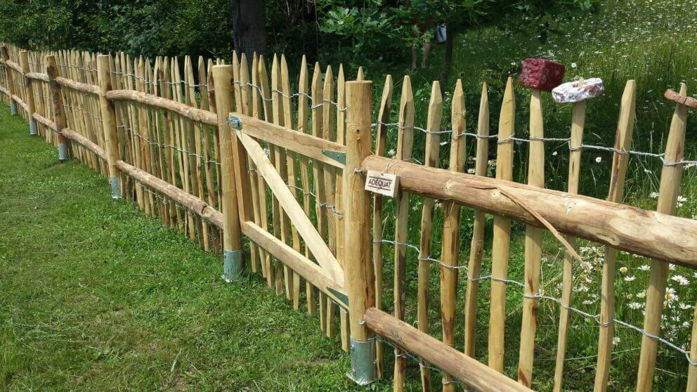 Clôture ganivielle française en bois de châtaignier de 100 cm de hauteur et avec un espacement de 6 cm. entre les lattes.