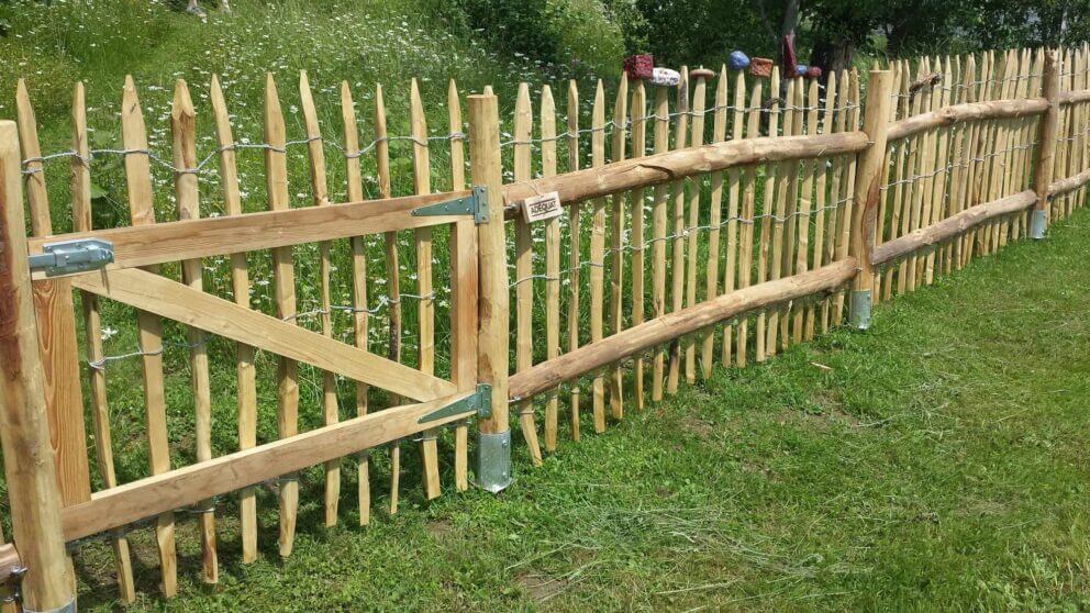 Clôture ganivielle française en bois de châtaignier de 100 cm de hauteur et avec un espacement de 6 cm. entre les lattes.