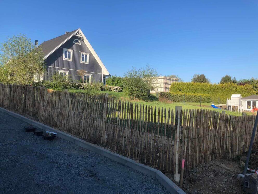 Clôture ganivielle française en bois de châtaignier de 120 cm de hauteur et avec un espacement de 4 cm. entre les lattes.