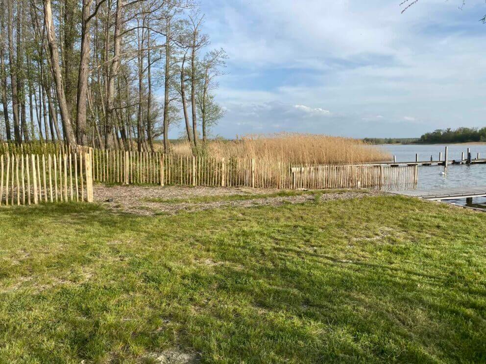 Clôture ganivielle française en bois de châtaignier de 120 cm de hauteur et avec un espacement de 8 cm. entre les lattes.