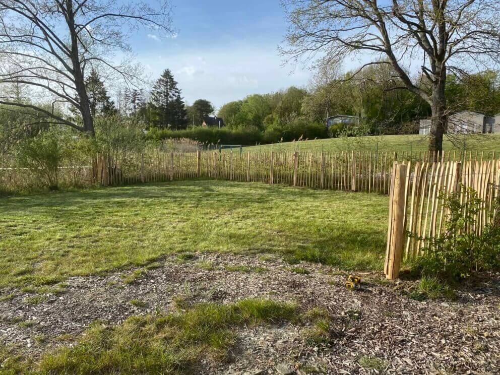 Clôture ganivielle française en bois de châtaignier de 120 cm de hauteur et avec un espacement de 8 cm. entre les lattes.