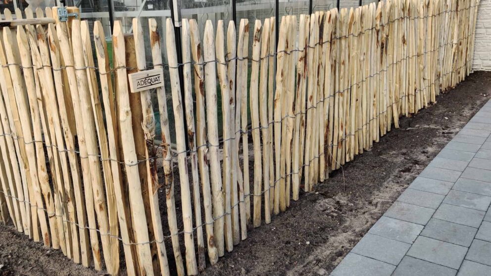 Clôture ganivielle française en bois de châtaignier de 100 cm de hauteur et avec un espacement de 2 cm. entre les lattes.