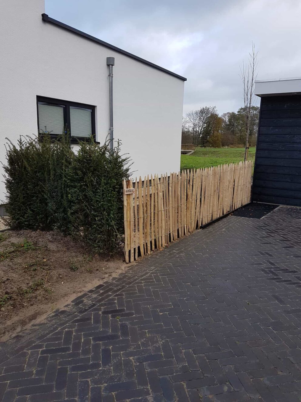 Clôture ganivielle française en bois de châtaignier de 100 cm de hauteur et avec un espacement de 4 cm. entre les lattes.