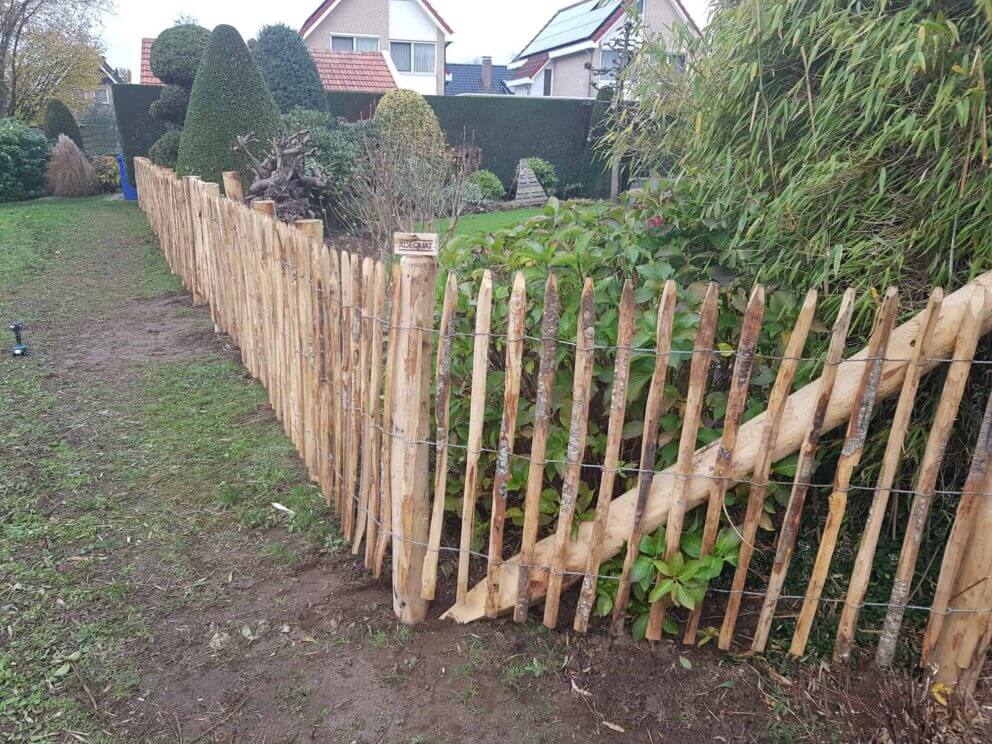 Clôture ganivielle française en bois de châtaignier de 100 cm de hauteur et avec un espacement de 6 cm. entre les lattes.