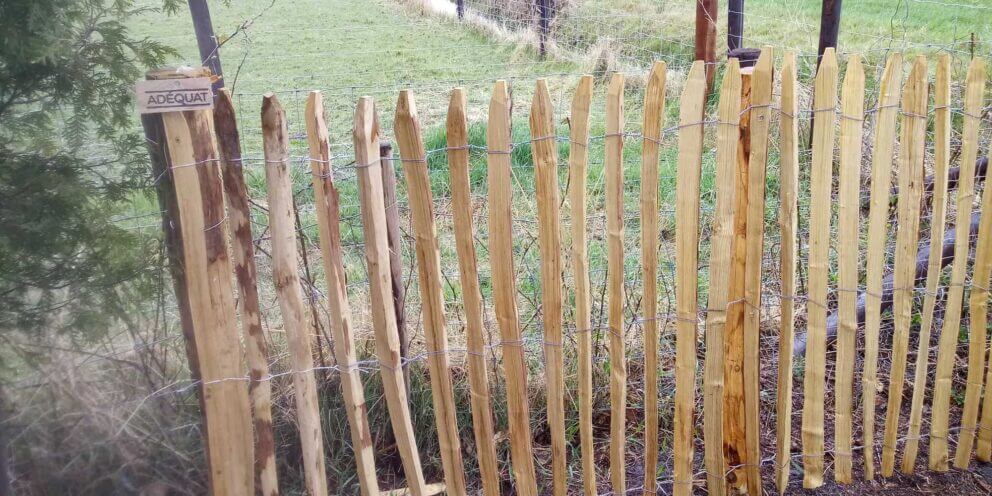 Clôture ganivielle française en bois de châtaignier de 100 cm de hauteur et avec un espacement de 4 cm. entre les lattes.