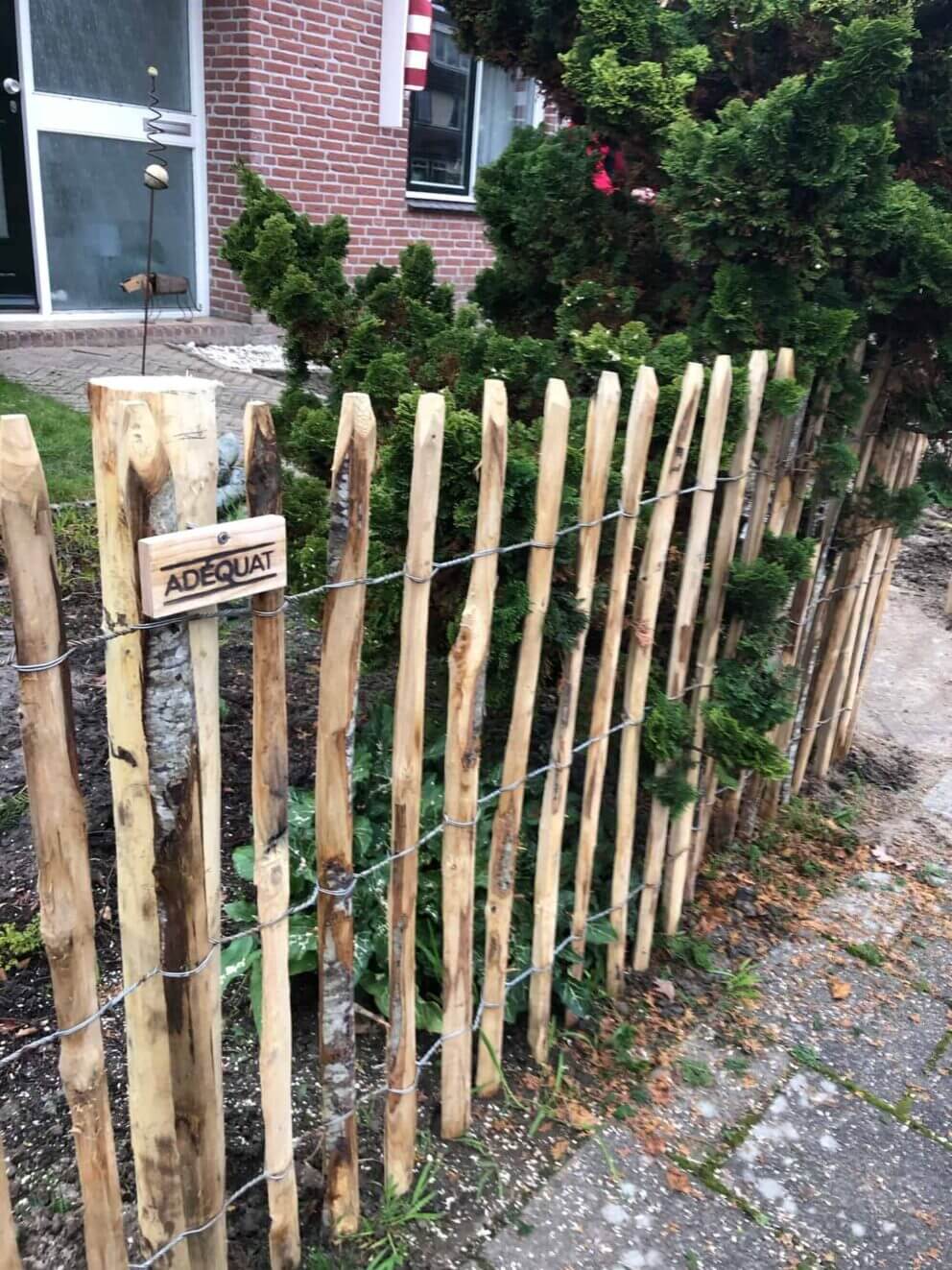 Clôture ganivielle française en bois de châtaignier de 100 cm de hauteur et avec un espacement de 6 cm. entre les lattes.