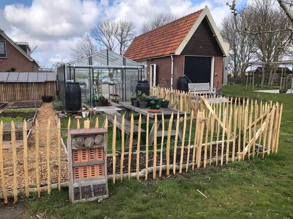 Clôture ganivielle française en bois de châtaignier de 100 cm de hauteur et avec un espacement de 8 cm. entre les lattes.