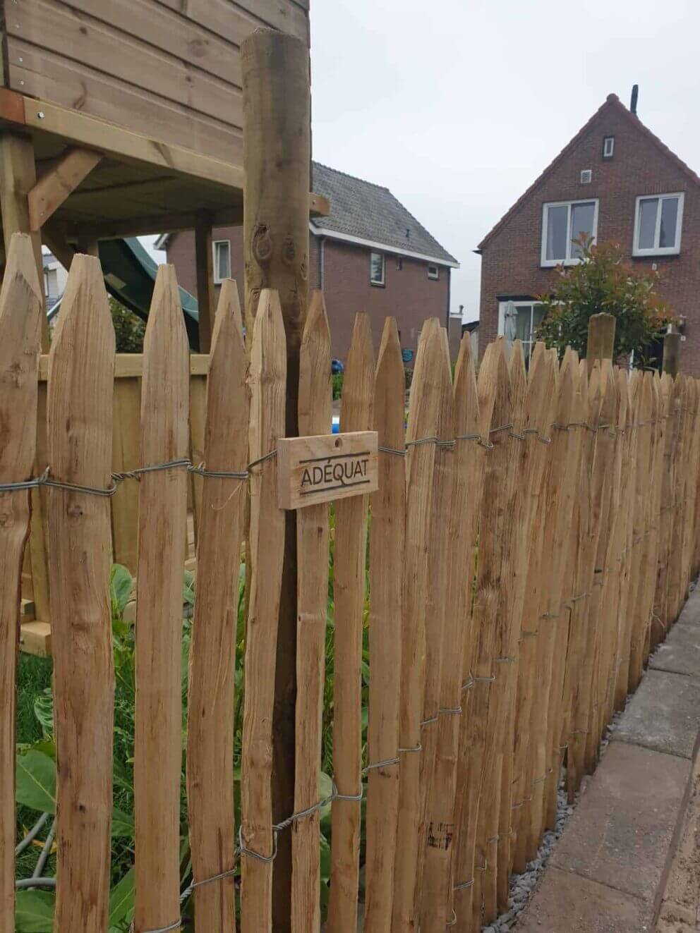 Clôture ganivielle française en bois de châtaignier de 100 cm de hauteur et avec un espacement de 2 cm. entre les lattes.