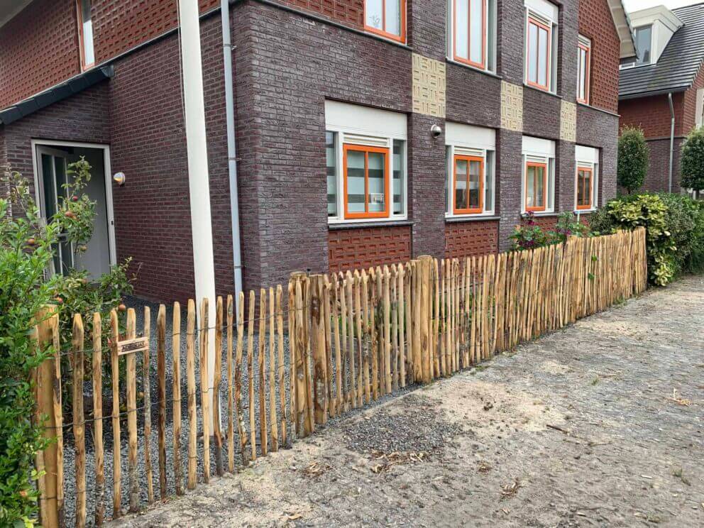 Clôture ganivielle française en bois de châtaignier de 100 cm de hauteur et avec un espacement de 4 cm. entre les lattes.