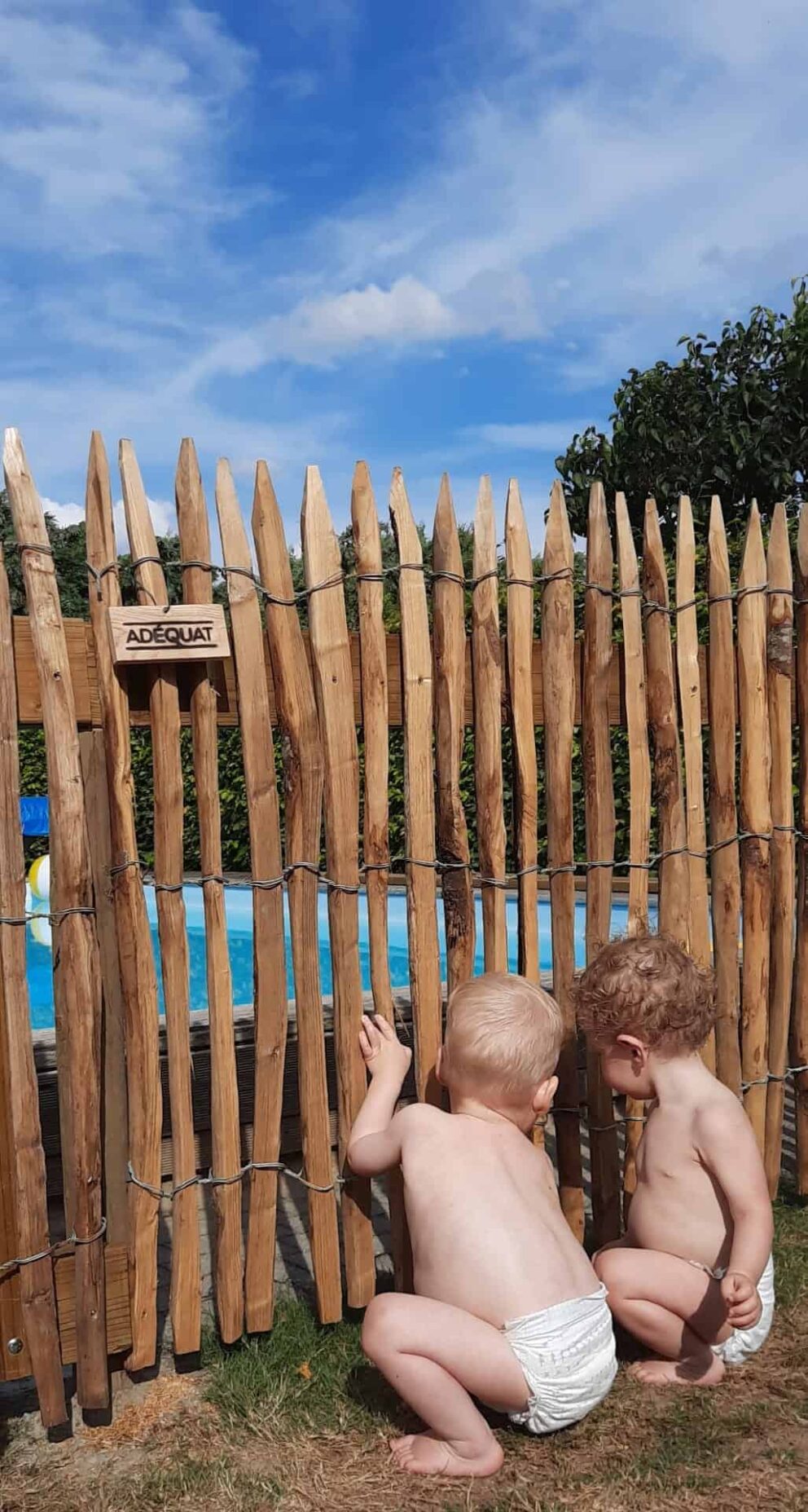 Clôture ganivielle française en bois de châtaignier de 100 cm de hauteur et avec un espacement de 2 cm. entre les lattes. Securise une piscine.