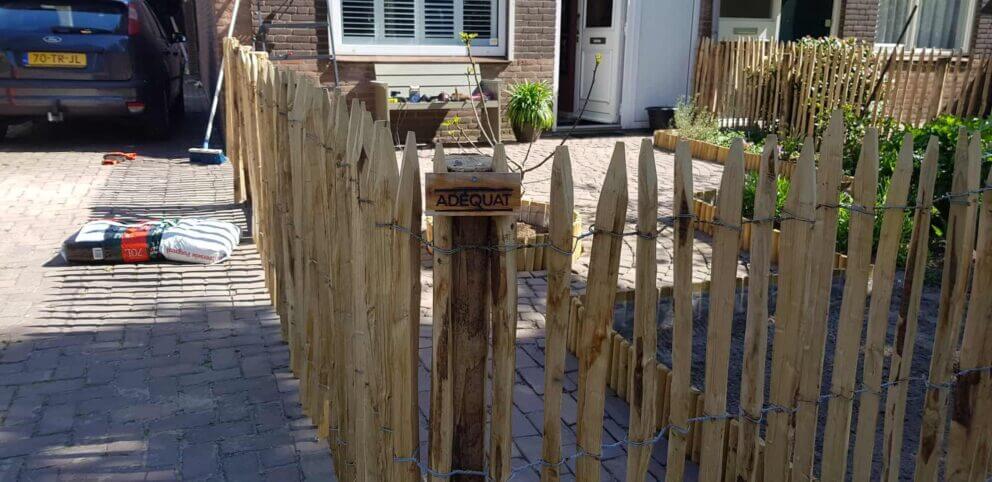 Clôture ganivielle française en bois de châtaignier de 100 cm de hauteur et avec un espacement de 4 cm. entre les lattes.