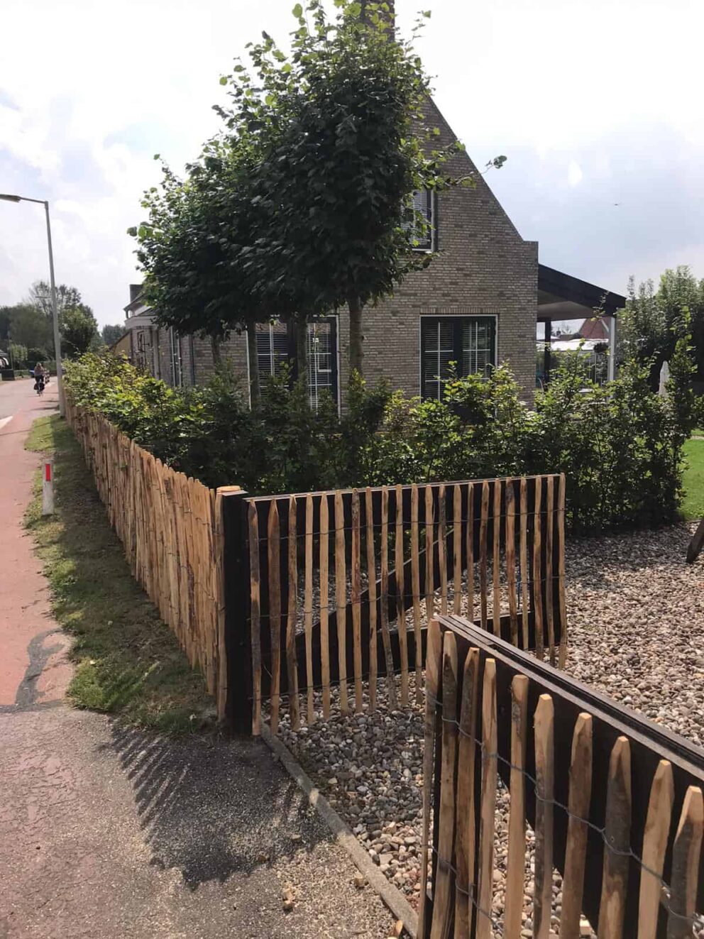 Clôture ganivielle française en bois de châtaignier de 100 cm de hauteur et avec un espacement de 4 cm. entre les lattes.