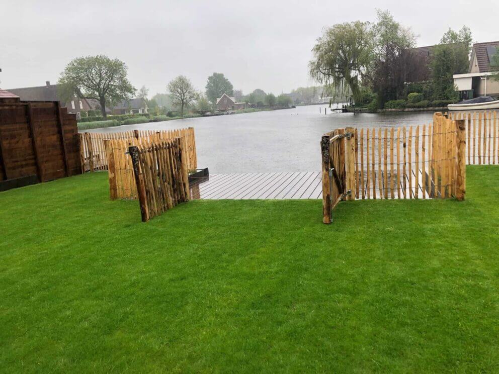 Clôture ganivielle française en bois de châtaignier de 100 cm de hauteur et avec un espacement de 4 cm. entre les lattes. Securise plaque l'eau.