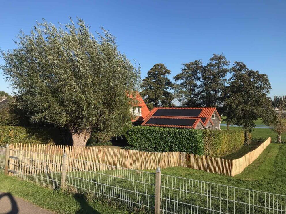 Clôture ganivielle française en bois de châtaignier de 100 cm de hauteur et avec un espacement de 4 cm. entre les lattes.