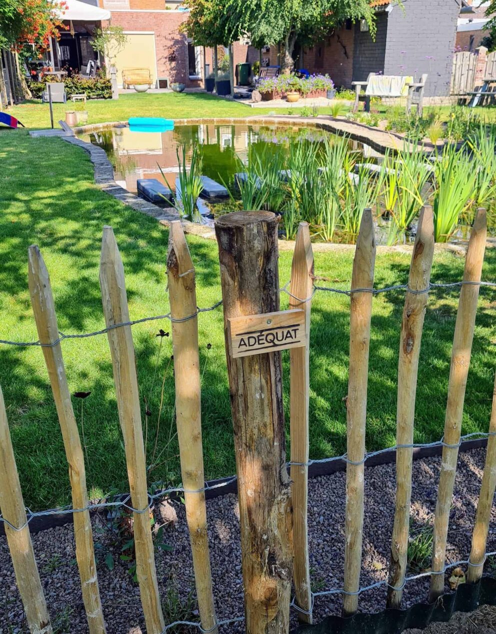 Clôture ganivielle française en bois de châtaignier de 100 cm de hauteur et avec un espacement de 6 cm. entre les lattes.