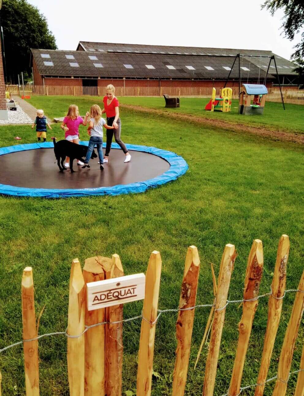 Clôture ganivielle française en bois de châtaignier de 100 cm de hauteur et avec un espacement de 6 cm. entre les lattes. Pour une aire de jeux.