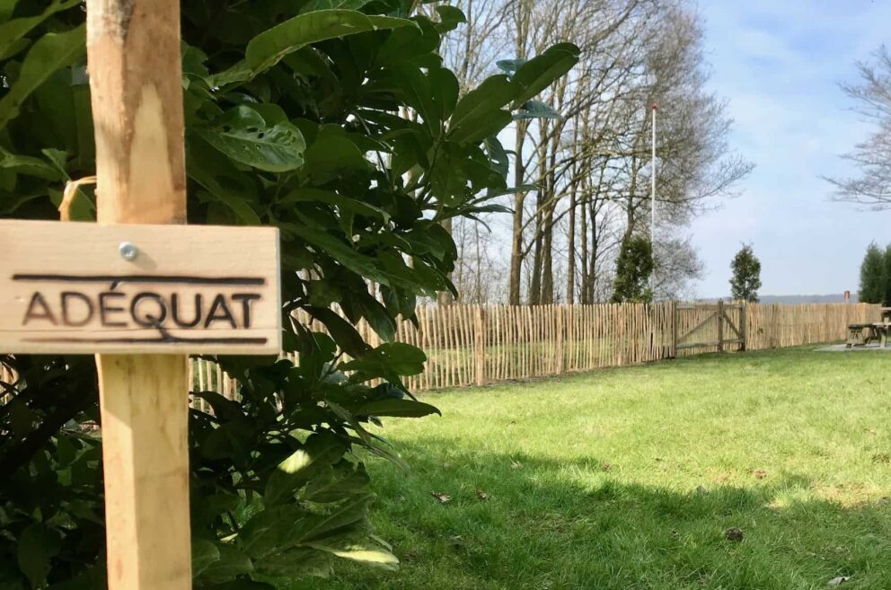 Clôture ganivielle française en bois de châtaignier de 100 cm de hauteur et avec un espacement de 6 cm. entre les lattes.