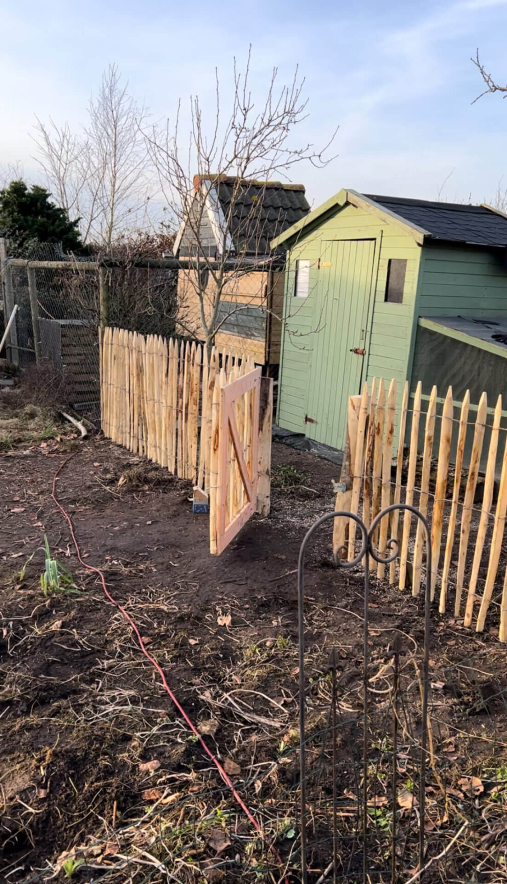 Clôture ganivielle française en bois de châtaignier de 100 cm de hauteur et avec un espacement de 4 cm. entre les lattes.