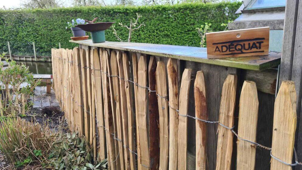 Clôture ganivielle française en bois de châtaignier de 100 cm de hauteur et avec un espacement de 4 cm. entre les lattes.