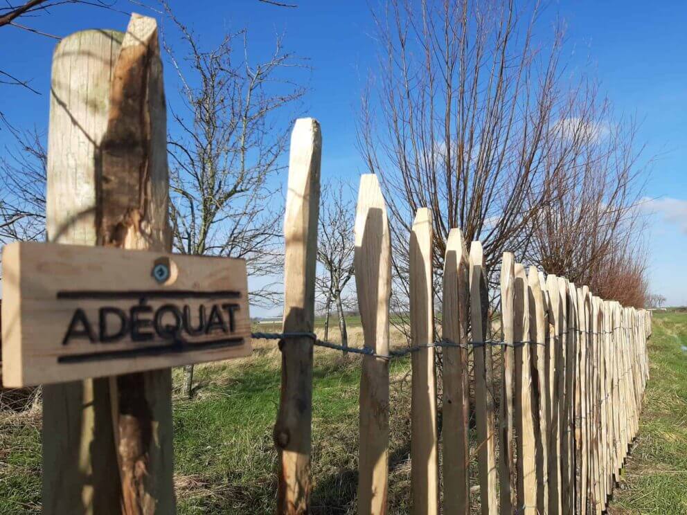 Clôture ganivielle française en bois de châtaignier de 100 cm de hauteur et avec un espacement de 10 cm. entre les lattes.