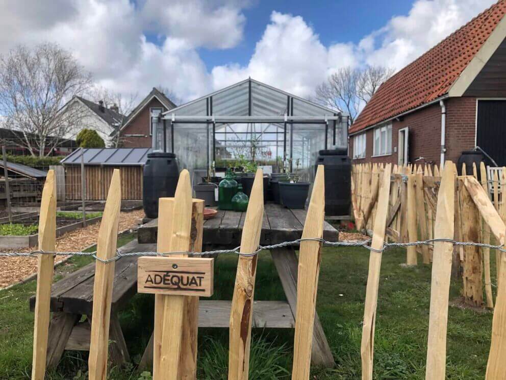 Clôture ganivielle française en bois de châtaignier de 100 cm de hauteur et avec un espacement de 8 cm. entre les lattes.