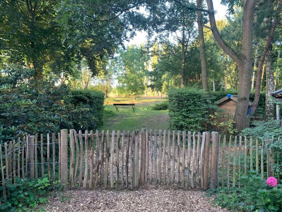 Clôture ganivielle française en bois de châtaignier de 100 cm de hauteur et avec un espacement de 6 cm. entre les lattes.