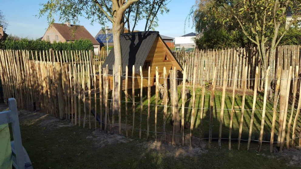 Clôture ganivielle française en bois de châtaignier de 120 cm de hauteur et avec un espacement de 10 cm. entre les lattes.