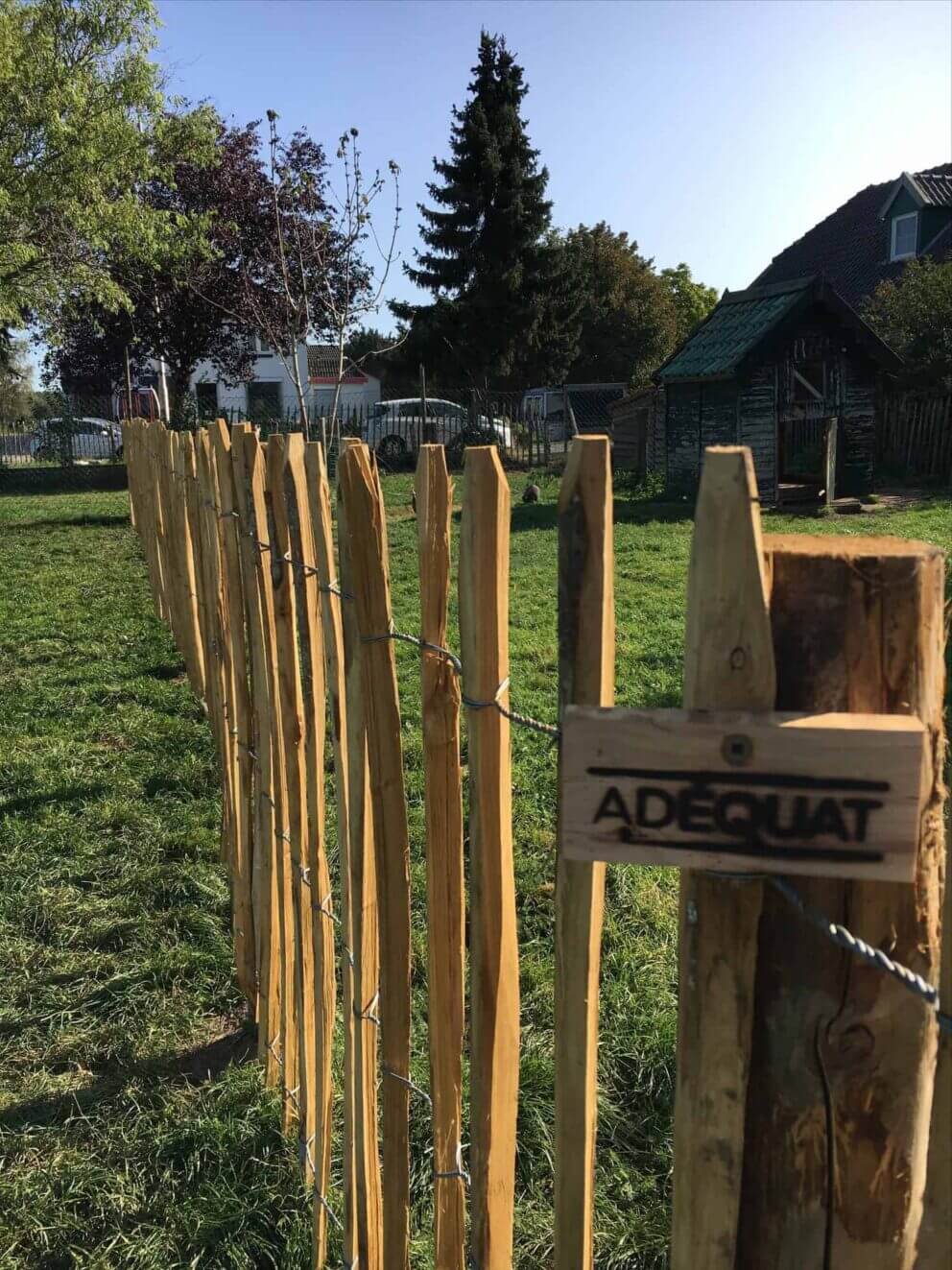 Clôture ganivielle française en bois de châtaignier de 120 cm de hauteur et avec un espacement de 10 cm. entre les lattes.