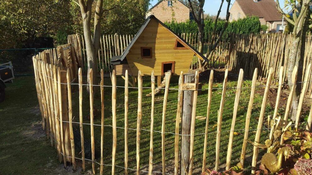 Clôture ganivielle française en bois de châtaignier de 120 cm de hauteur et avec un espacement de 10 cm. entre les lattes.