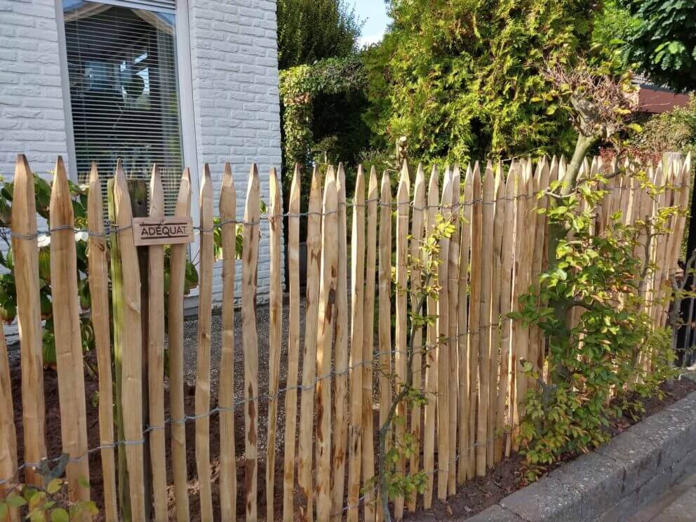 Clôture ganivielle française en bois de châtaignier de 120 cm de hauteur et avec un espacement de 2 cm. entre les lattes.