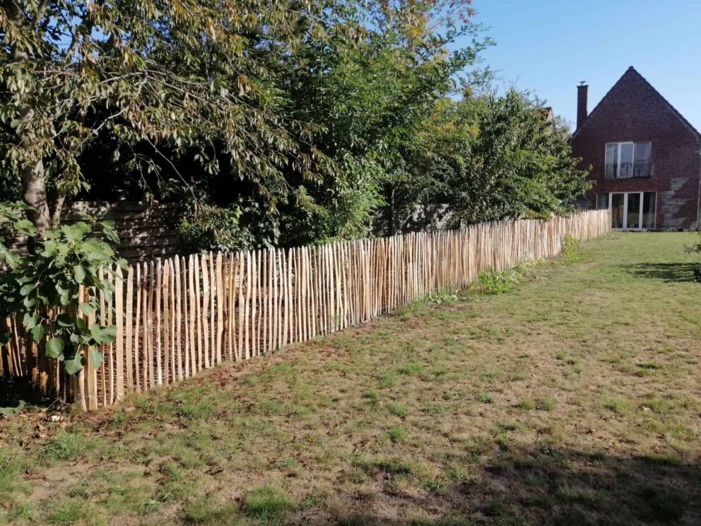 Clôture ganivielle française en bois de châtaignier de 120 cm de hauteur et avec un espacement de 4 cm. entre les lattes.