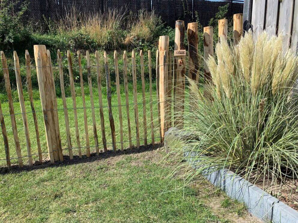 Clôture ganivielle française en bois de châtaignier de 120 cm de hauteur et avec un espacement de 6 cm. entre les lattes.