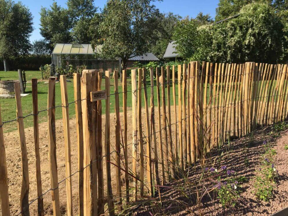 Clôture ganivielle française en bois de châtaignier de 120 cm de hauteur et avec un espacement de 6 cm. entre les lattes.