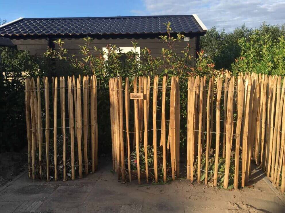 Clôture ganivielle française en bois de châtaignier de 120 cm de hauteur et avec un espacement de 6 cm. entre les lattes.