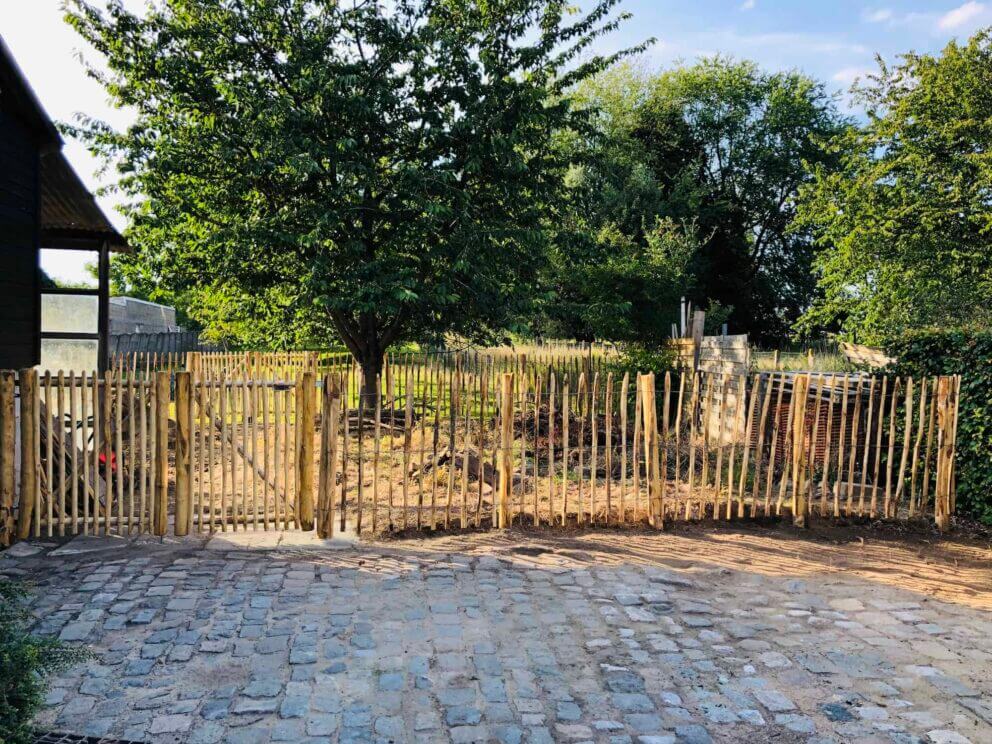 Clôture ganivielle française en bois de châtaignier de 120 cm de hauteur et avec un espacement de 8 cm. entre les lattes.