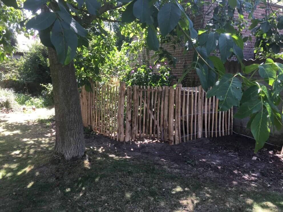 Clôture ganivielle française en bois de châtaignier de 120 cm de hauteur et avec un espacement de 6 cm. entre les lattes.