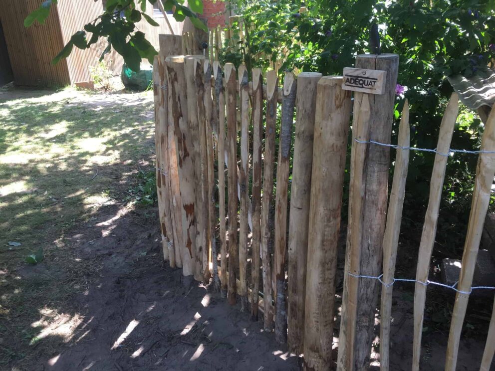 Clôture ganivielle française en bois de châtaignier de 120 cm de hauteur et avec un espacement de 6 cm. entre les lattes.