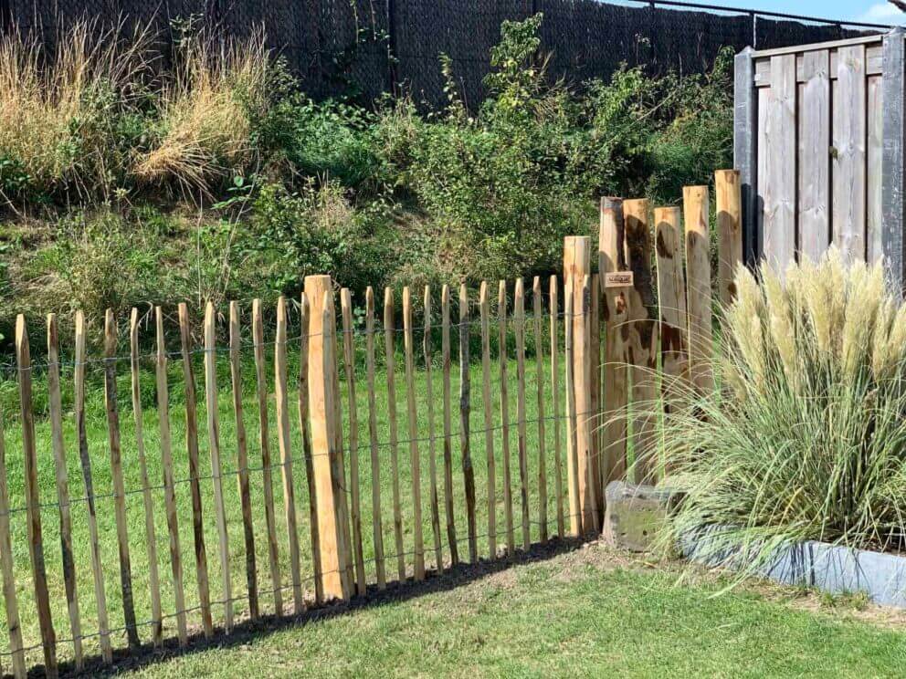 Clôture ganivielle française en bois de châtaignier de 120 cm de hauteur et avec un espacement de 6 cm. entre les lattes.