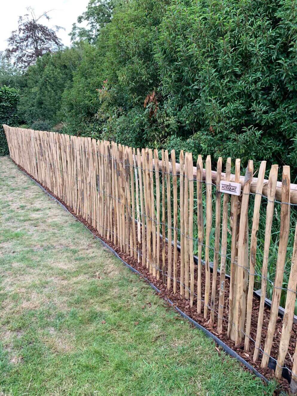 Clôture ganivielle française en bois de châtaignier de 120 cm de hauteur et avec un espacement de 4 cm. entre les lattes.