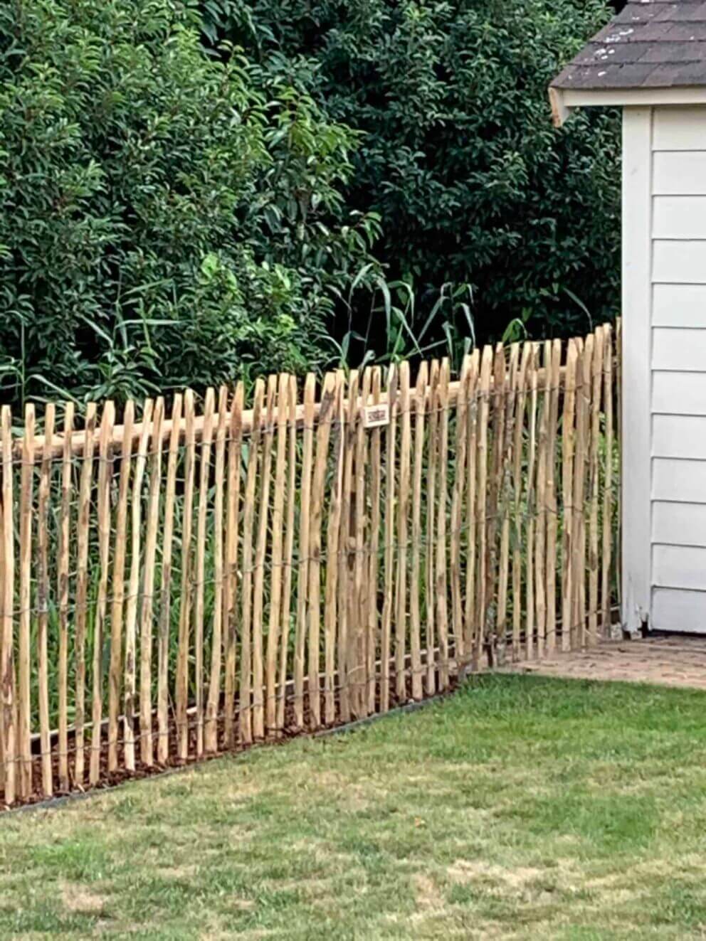 Clôture ganivielle française en bois de châtaignier de 120 cm de hauteur et avec un espacement de 4 cm. entre les lattes.