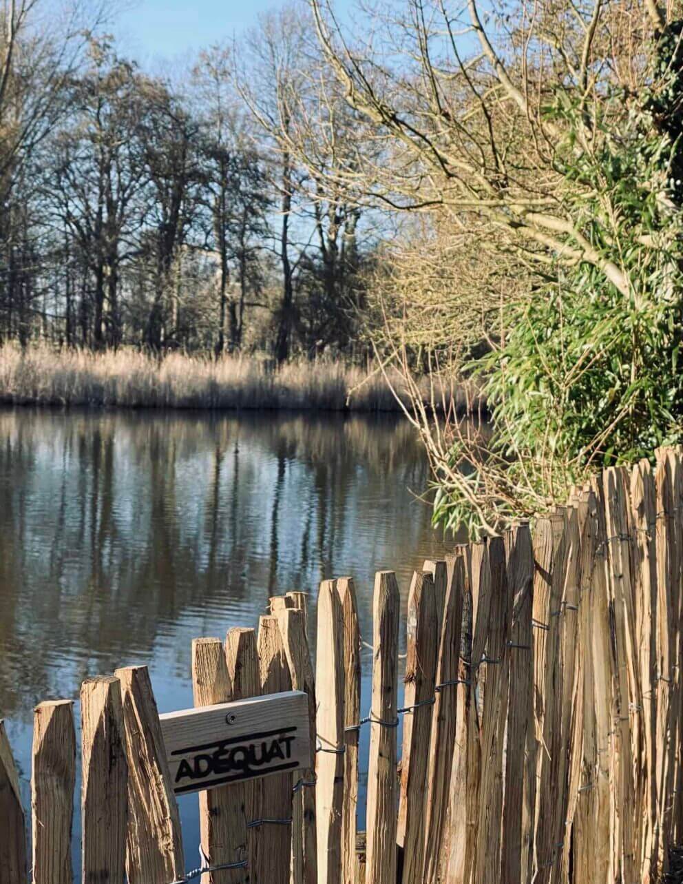 Clôture ganivielle française en bois de châtaignier de 120 cm de hauteur et avec un espacement de 4 cm. entre les lattes.