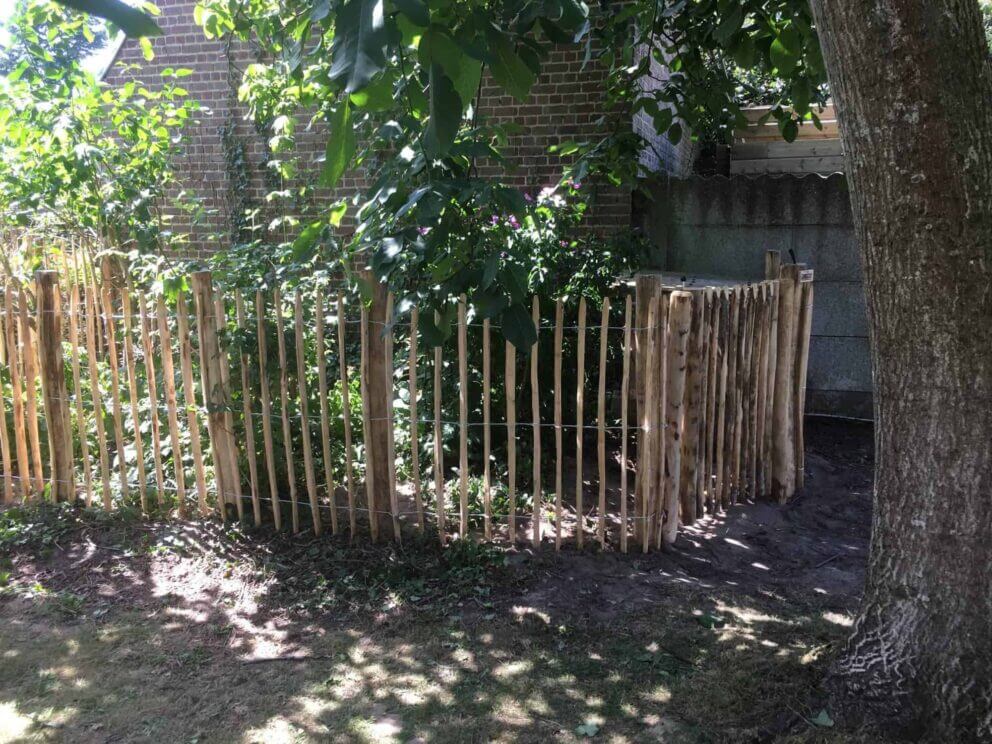 Clôture ganivielle française en bois de châtaignier de 120 cm de hauteur et avec un espacement de 6 cm. entre les lattes.