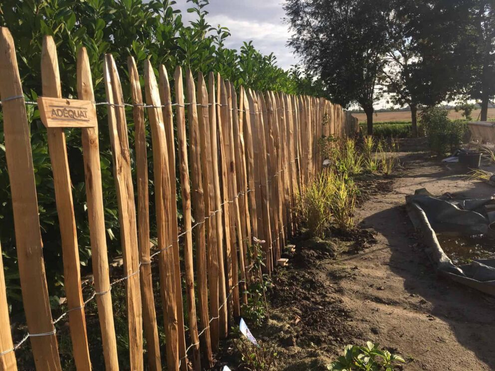 Clôture ganivielle française en bois de châtaignier de 120 cm de hauteur et avec un espacement de 6 cm. entre les lattes.